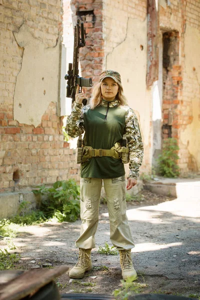 Portrait Ukrainian Military Woman Assault Rifle His Hands Destroyed Building — ストック写真