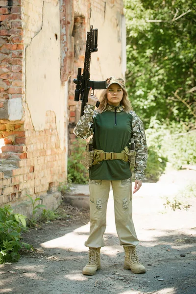 Πορτραίτο Μιας Ουκρανής Στρατιωτικής Γυναίκας Ένα Τουφέκι Στα Χέρια Του — Φωτογραφία Αρχείου