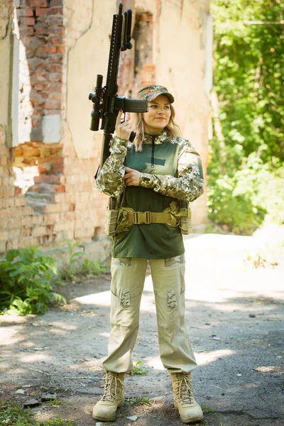 Portrét Ukrajinské Vojenské Ženy Útočnou Puškou Rukou Poblíž Zničené Budovy — Stock fotografie