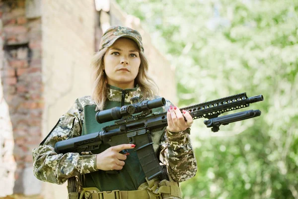 Retrato Uma Militar Ucraniana Com Rifle Assalto Nas Mãos Perto — Fotografia de Stock