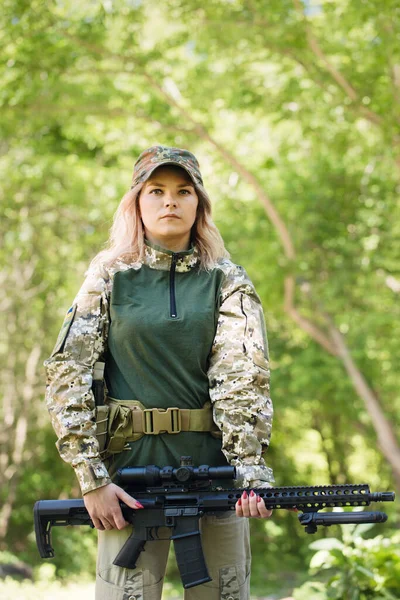 Portret Ukraińskiej Wojskowej Kobiety Karabinem Szturmowym Rękach — Zdjęcie stockowe