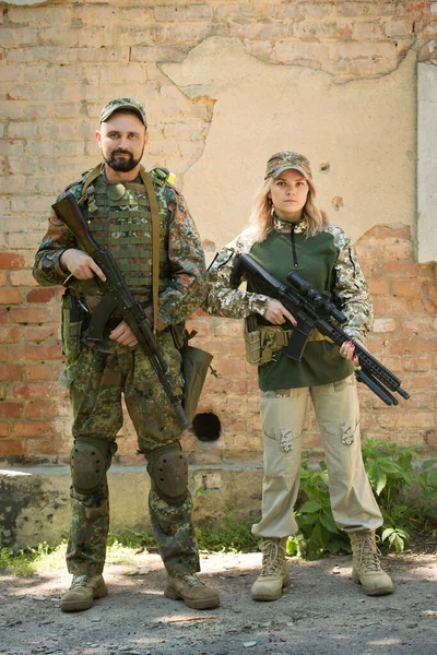 Άντρας Και Γυναίκα Ουκρανοί Υπερασπιστές Όπλα Κοντά Στο Κατεστραμμένο Κτίριο — Φωτογραφία Αρχείου