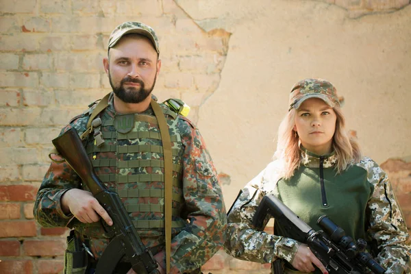 Férfi Ukrán Védők Fegyverekkel Közel Lerombolt Épület Alatt Háború Ukrajnában — Stock Fotó