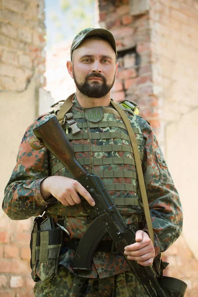 Πορτρέτο Ουκρανού Στρατιωτικού Τουφέκι Καλάσνικοφ Στα Χέρια Του — Φωτογραφία Αρχείου