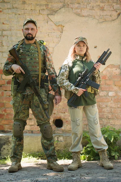 Homem Mulher Defensores Ucranianos Com Armas Perto Edifício Destruído Durante — Fotografia de Stock