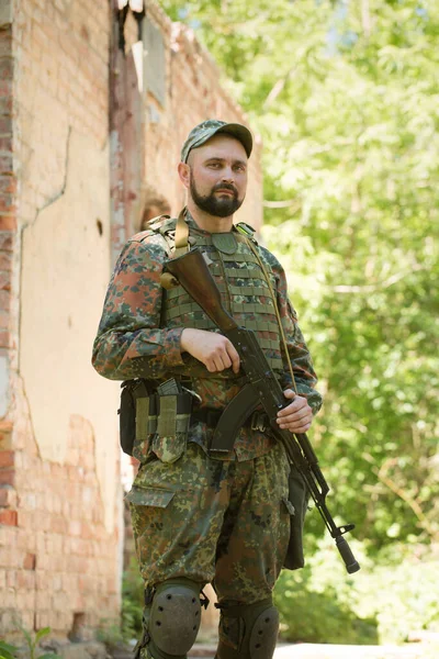 Porträt Eines Ukrainischen Militärs Mit Einem Kalaschnikow Sturmgewehr Der Hand — Stockfoto