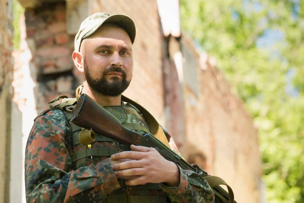 Portrait Ukrainian Military Man Kalashnikov Assault Rifle His Hands — ストック写真