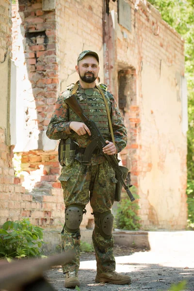 Egy Ukrán Katona Portréja Kalasnyikov Gépfegyverrel Kezében — Stock Fotó