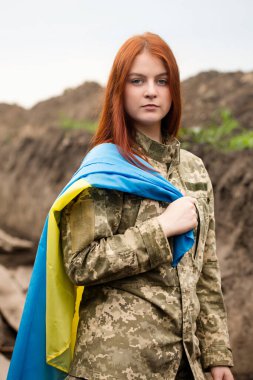 Ukrayna silahlı kuvvetleri üniformalı Ukraynalı kız siperde.