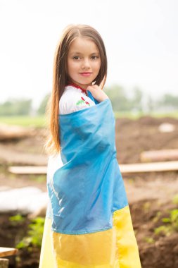 Ukrayna elbiseli, Ukrayna bayrağıyla küçük güzel bir kız.