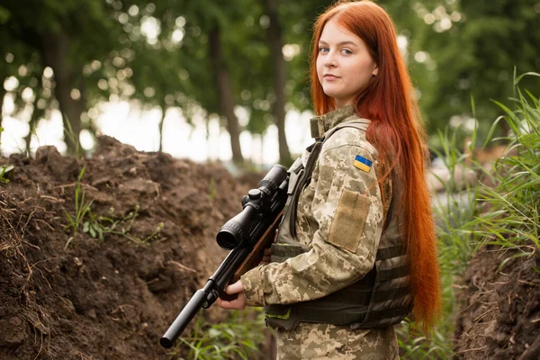 Beautiful Red Haired Girl Bulletproof Vest Weapon Her Hands — Stock Photo, Image