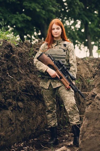 Egy Gyönyörű Vörös Hajú Lány Golyóálló Mellényben Fegyverrel Kezében — Stock Fotó