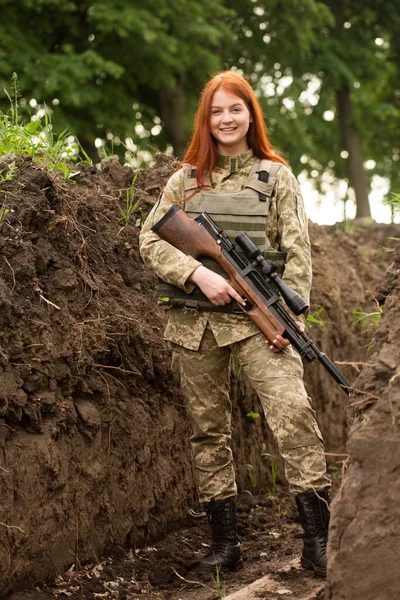 Beautiful Red Haired Girl Bulletproof Vest Weapon Her Hands — Fotografia de Stock