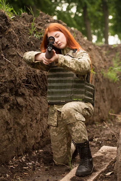 Beautiful Red Haired Girl Bulletproof Vest Weapon Her Hands — Zdjęcie stockowe