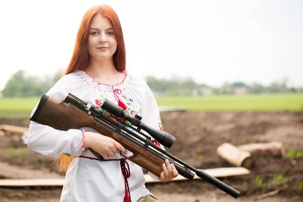 Dziewczyna Haftowanej Sukni Narodowej Ukrainy Bronią Ręku Symbolem Ukrainy Broniącej — Zdjęcie stockowe