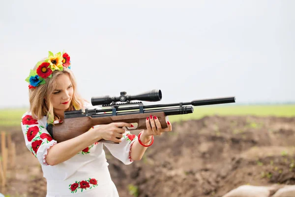 Girl Ukrainian National Embroidered Dress Weapon Her Hands Symbol Ukraine — Stock Photo, Image
