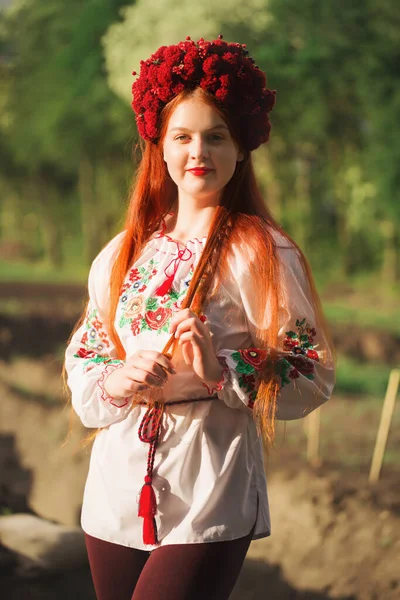 Ucrânia Inquebrável Retrato Uma Mulher Ucraniana Ruiva Uma Camisa Bordada — Fotografia de Stock