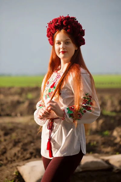 Unbreakable Ukraine Portrait Red Haired Ukrainian Woman Embroidered Shirt Wreath — Stock fotografie