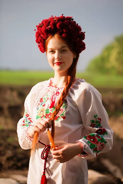 Unbreakable Ukraine Portrait Red Haired Ukrainian Woman Embroidered Shirt Wreath — ストック写真