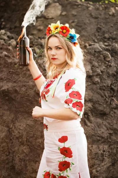 Girl Ukrainian National Embroidered Dress Molotov Cocktail Her Hands Symbol — Stock Photo, Image