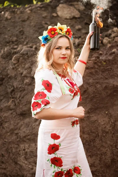 Girl Ukrainian National Embroidered Dress Molotov Cocktail Her Hands Symbol — Stock Photo, Image