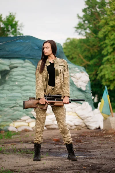 Egy Gyönyörű Lány Fegyverrel Kezében Úttorlasznál — Stock Fotó