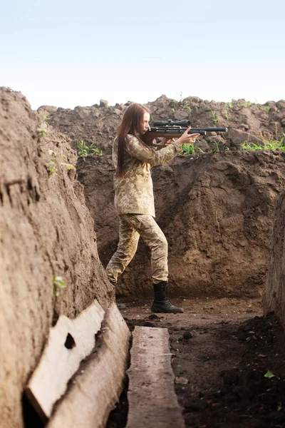 Beautiful Girl Weapon Her Hands Trench — Fotografia de Stock