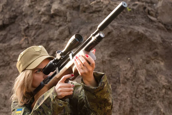 Beautiful Girl Weapon Her Hands Trench — Foto Stock