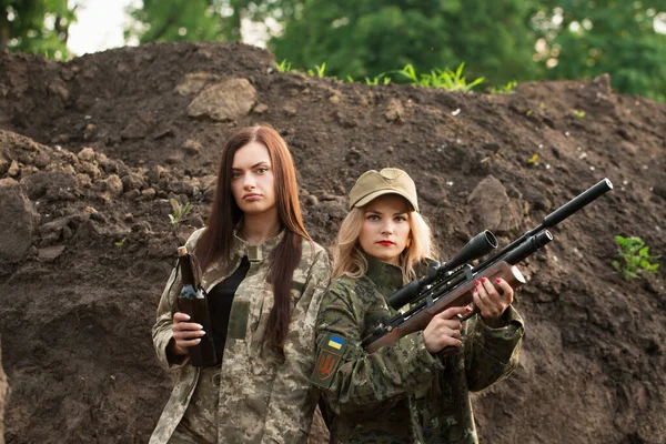 Two Ukrainian Women Defenders Trench — Zdjęcie stockowe