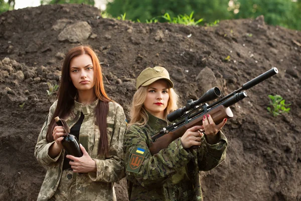 Two Ukrainian Women Defenders Trench — Fotografia de Stock