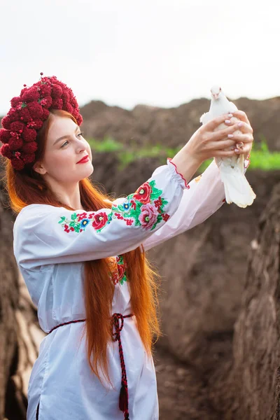 Uma Bela Mulher Ucraniana Ucraniano Vestido Bordado Nacional Com Uma — Fotografia de Stock