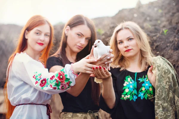 Trois Femmes Défenseuses Ukrainiennes Différentes Tiennent Une Colombe Paix Symbole — Photo