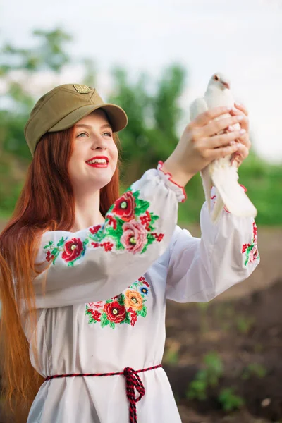 Beautiful Ukrainian Woman Ukrainian National Embroidered Dress White Dove Her — Stock fotografie