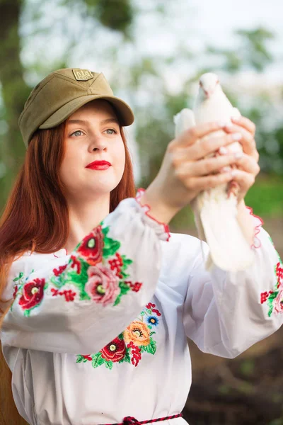 Beautiful Ukrainian Woman Ukrainian National Embroidered Dress White Dove Her — Zdjęcie stockowe