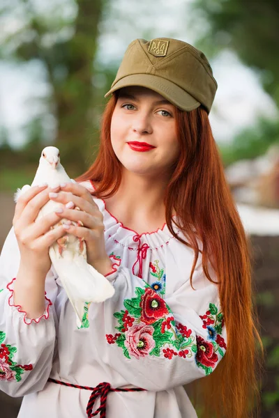 Ukrayna Uyruklu Güzel Bir Ukraynalı Kadın Elinde Beyaz Bir Güvercin — Stok fotoğraf