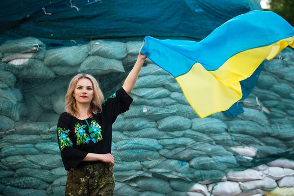 Ukrajinská Dívka Blízkosti Kontrolního Stanoviště Vlajkou Ukrajiny — Stock fotografie