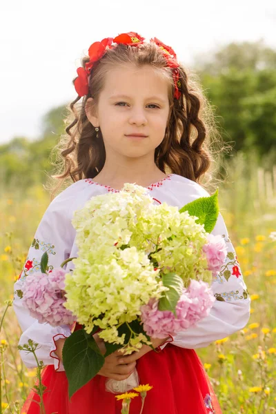 Girl Ukrainian Folk Costume Field Bouquet Hydrangeas — Stok fotoğraf