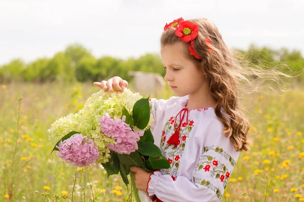 Girl Ukrainian Folk Costume Field Bouquet Hydrangeas —  Fotos de Stock