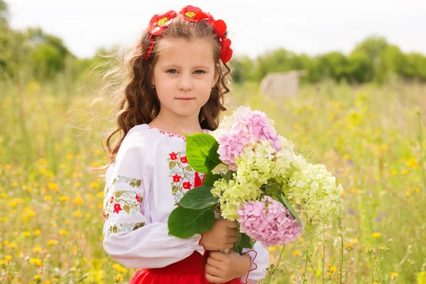 Ukrayna Halk Kostümlü Bir Kız Bir Buket Ortancayla Bir Tarlada — Stok fotoğraf