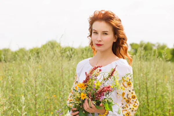 Woman Ukrainian Folk Costume Field Bouquet Wild Flowers — Stock Photo, Image