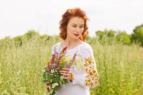 Woman Ukrainian Embroidered Shirt Field Bouquet Wild Flowers — ストック写真