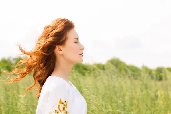 Red Haired Beautiful Young Woman Ukrainian Embroidered Shirt Walks Field — стоковое фото