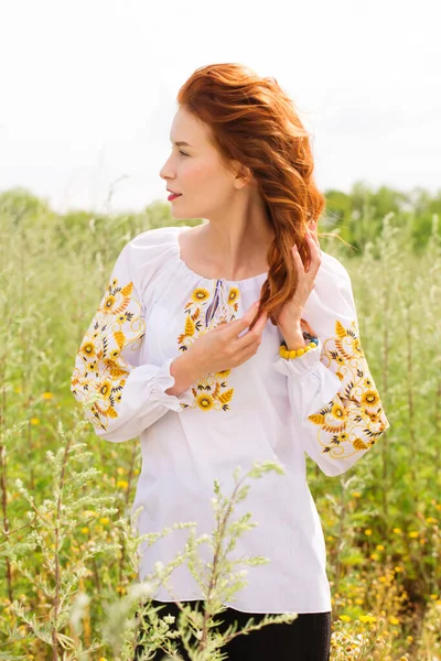 Red Haired Beautiful Young Woman Ukrainian Embroidered Shirt Walks Field — Stock Fotó