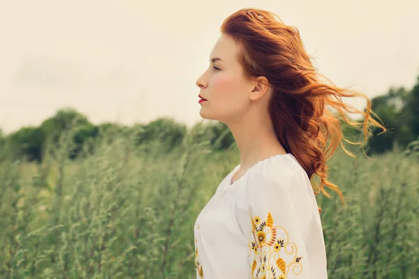 Red Haired Beautiful Young Woman Ukrainian Embroidered Shirt Walks Field — Fotografia de Stock