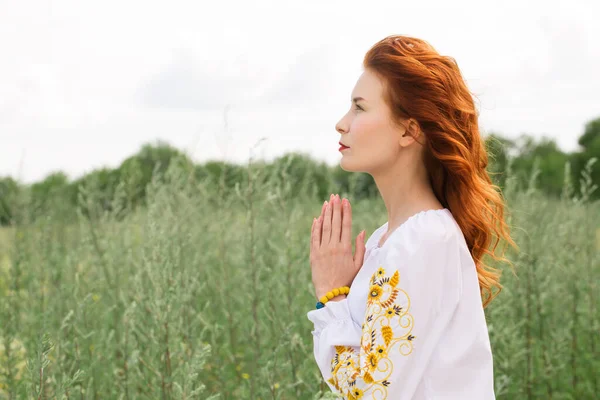 Red Haired Beautiful Young Woman Ukrainian Embroidered Shirt Prays Ukraine — Stockfoto