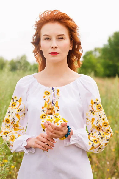 Woman Ukrainian Folk Costume Field Bouquet Wild Flowers — 图库照片