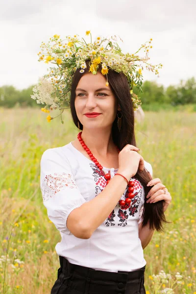 Portrait Ukrainian Woman National Folk Costume Field —  Fotos de Stock