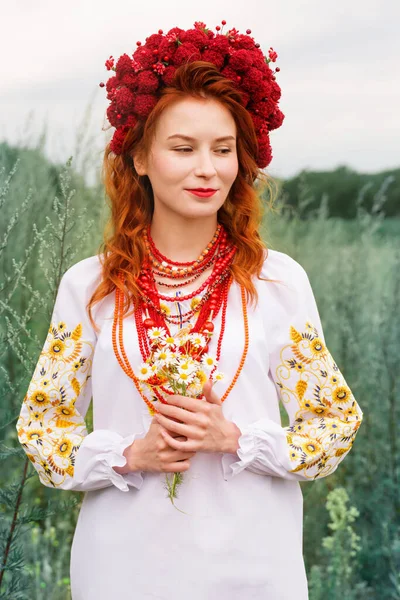 Beautiful Red Haired Ukrainian Woman Folk Dress Bouquet Daisies — стокове фото
