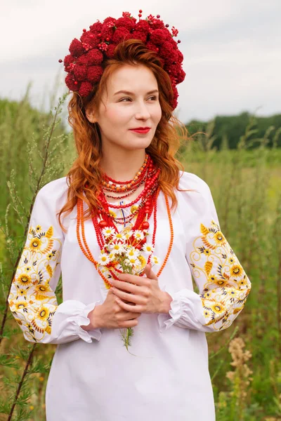 Beautiful Red Haired Ukrainian Woman Folk Dress Bouquet Daisies — ストック写真