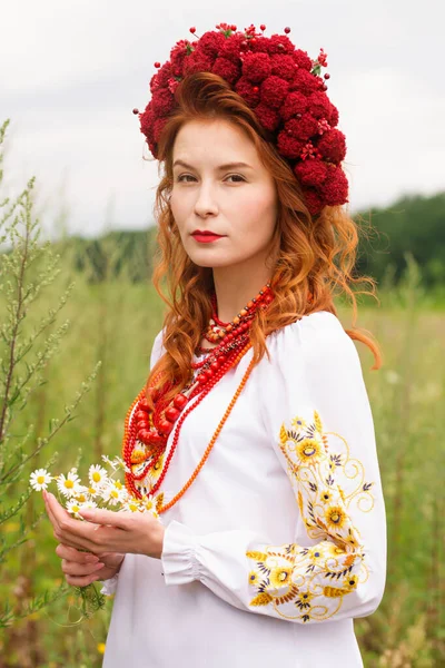 Beautiful Red Haired Ukrainian Woman Folk Dress Bouquet Daisies —  Fotos de Stock